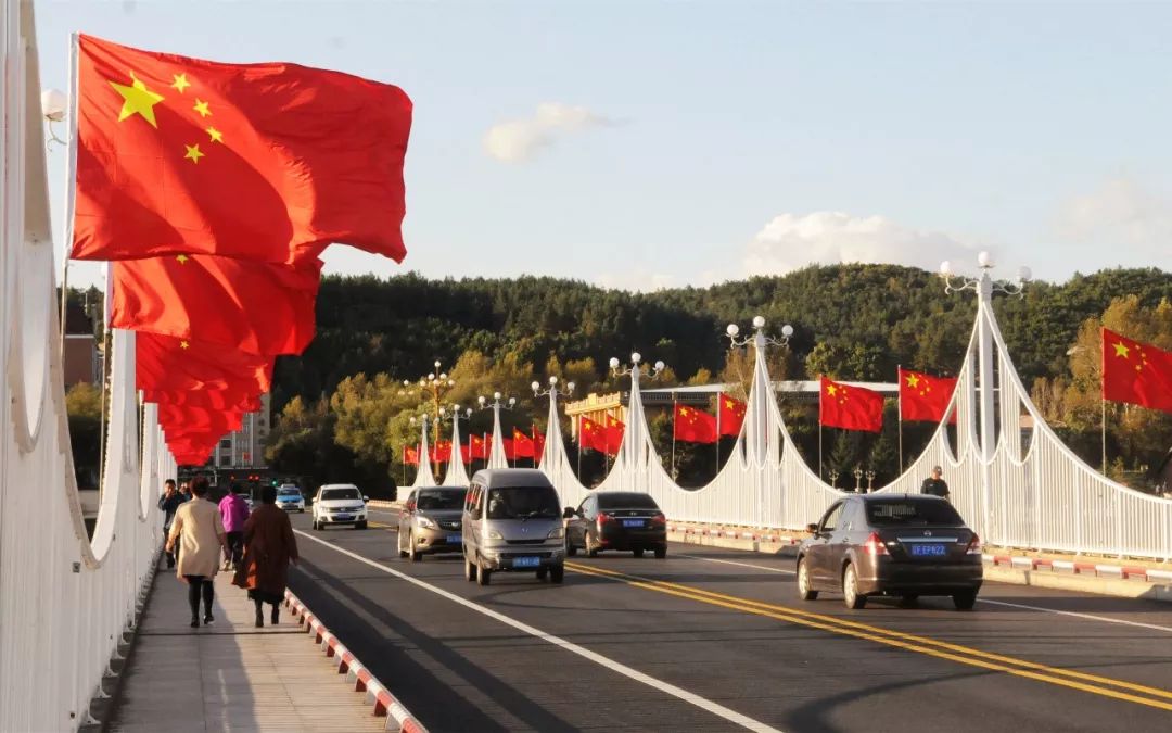 国庆丨五星红旗飘扬林城