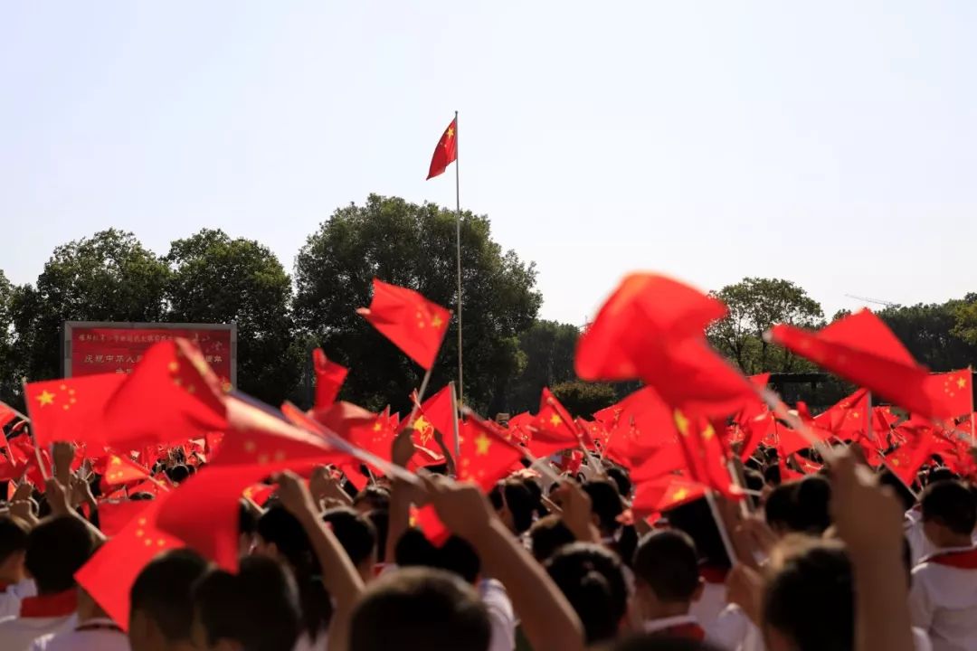 牢记使命】画面太美,共青城这所学校3000余名师生"向国旗敬礼"!