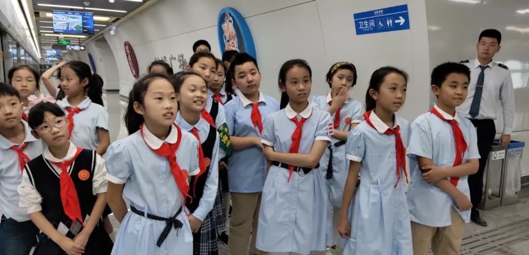红领巾志愿服务大马路小学校地铁公益小课堂开课啦