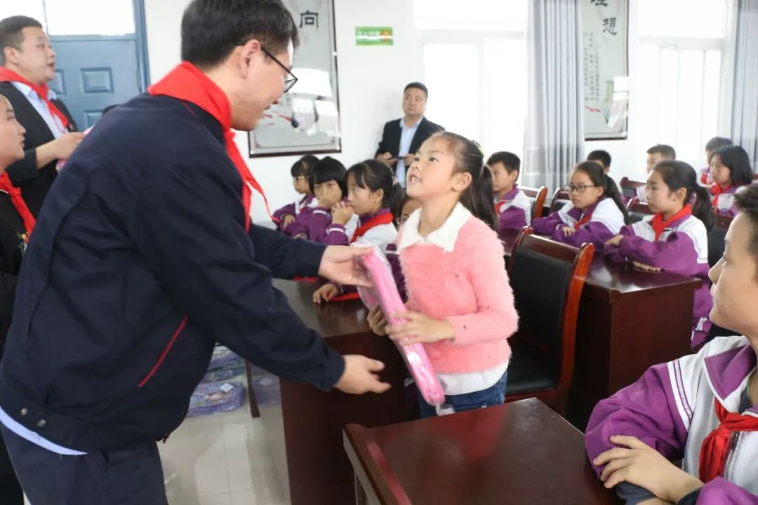 "城固县上元观小学7岁的朱文瑶抱着崭新的大书包,微心愿实现时,高兴地