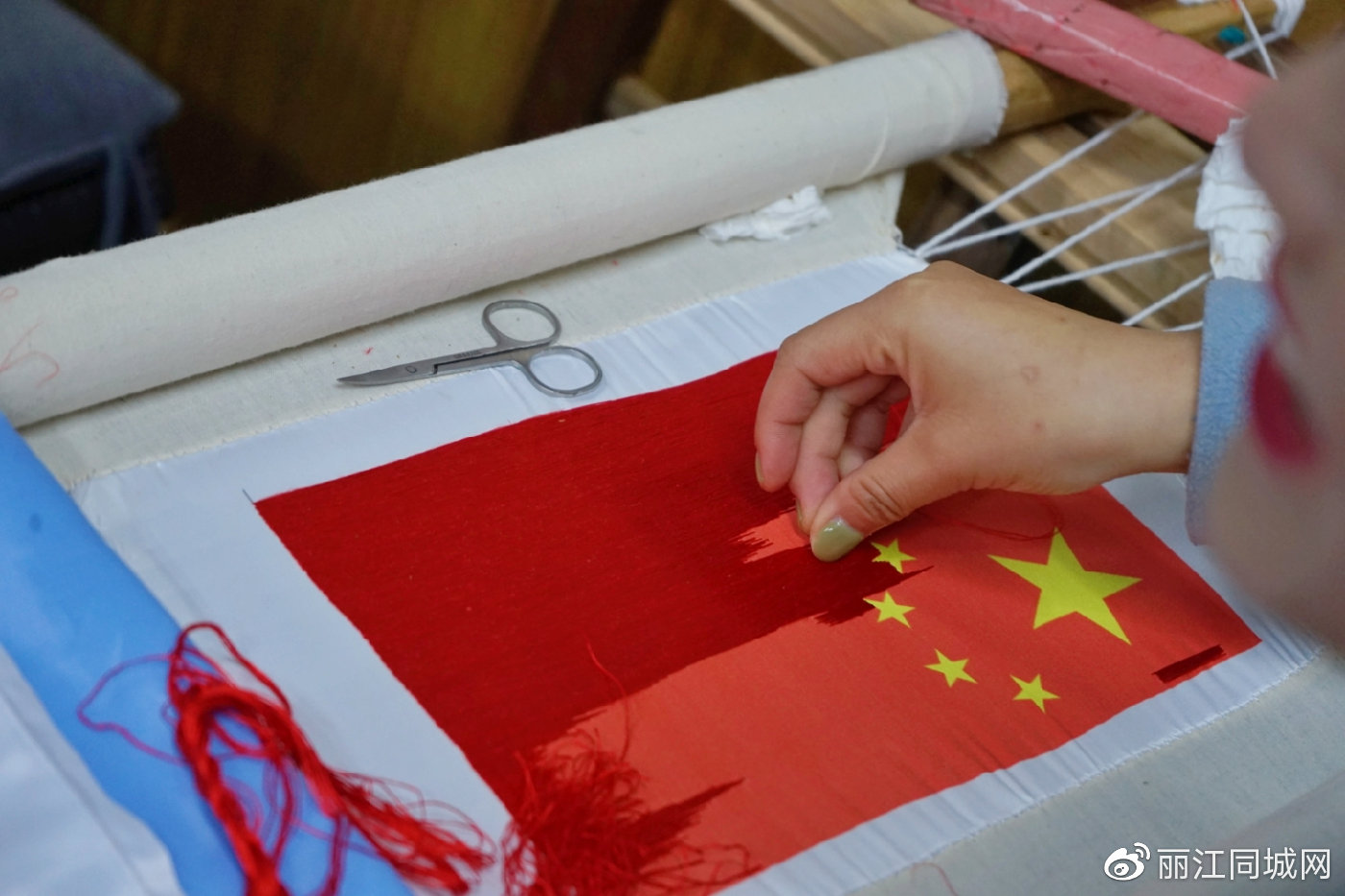 用指尖上的艺术"滇绣",绣一副五星红旗是什么感受?