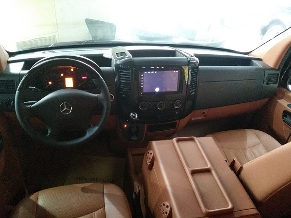 奔驰斯宾特7+2改装黑金版房车鉴赏