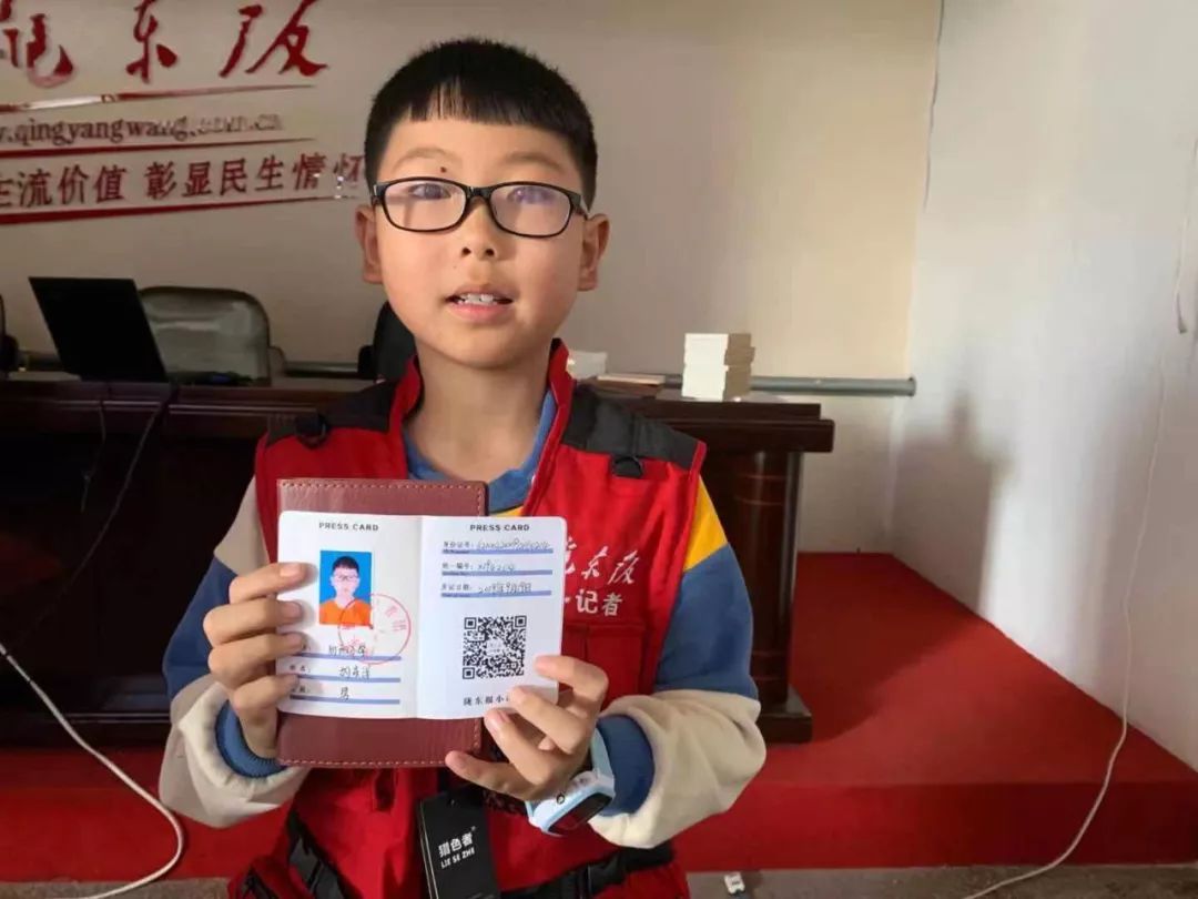 领到了独特的"身份证"——小记者证,小记者马甲,小记者采访本