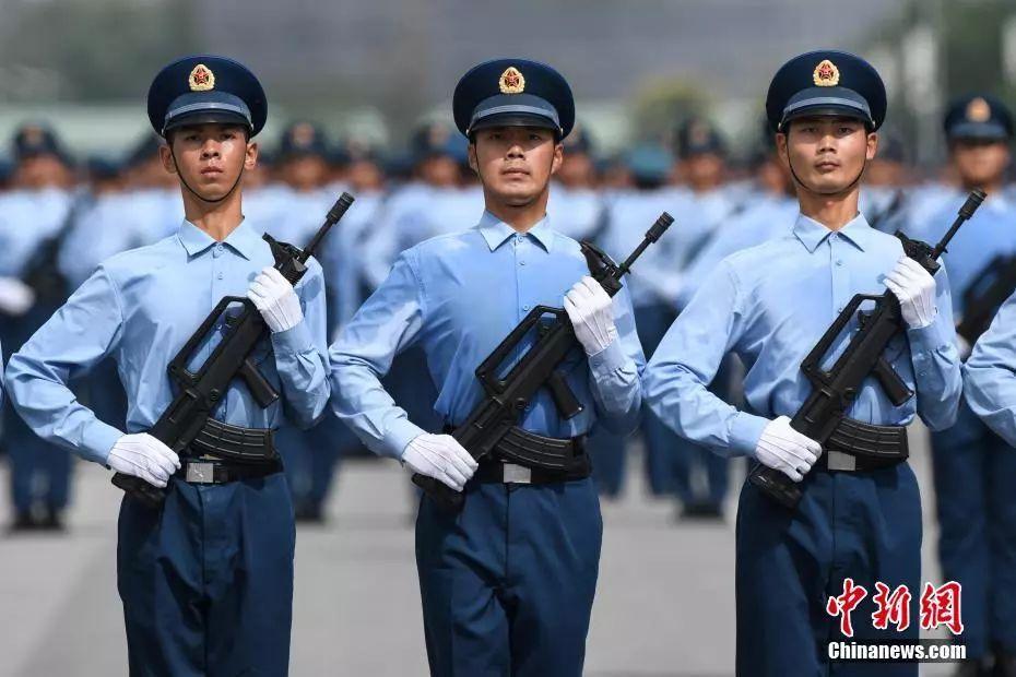 阅兵训练场上的少将:来的时候142斤,现在128斤