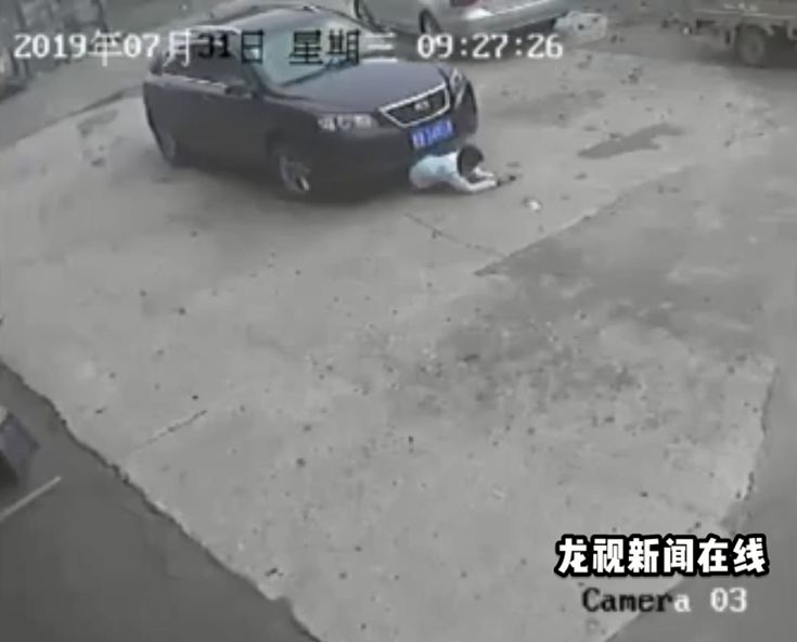 吓死人了!齐齐哈尔9岁男孩遭轿车碾轧拖行!竟奇迹生还