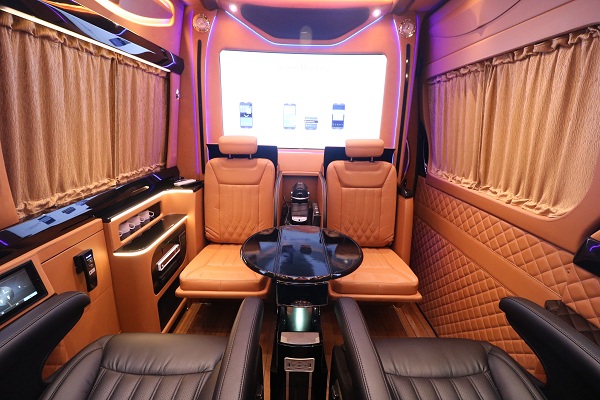 奔驰斯宾特7+2改装黑金版房车鉴赏