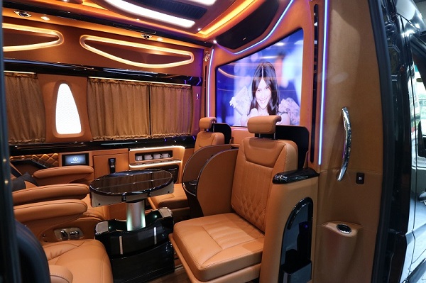 奔驰斯宾特7+2改装黑金版房车鉴赏