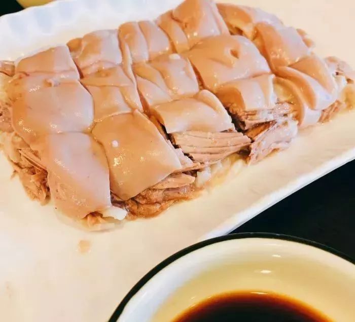 胡羊,妙法制成的白切羊肉,香嫩入味,酥而不烂,还能祛寒开胃,所以本地