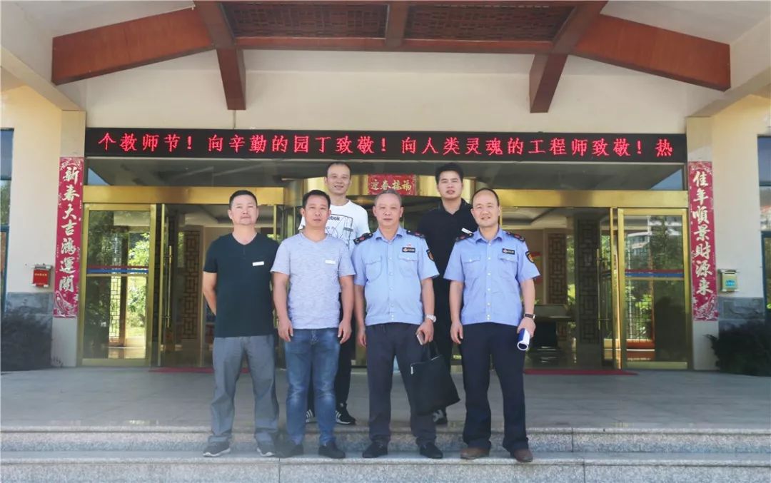 进贤县市管局李渡分局检查组领导莅临西山学校督查指导食品安全工作