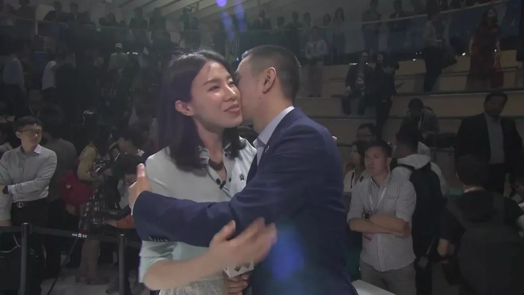 就在刚刚,李斌妻子王屹芝已主动删除她那段发于9月22日的vlog.