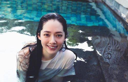 向佐郭碧婷大婚后现身重庆商场和串串店,是度