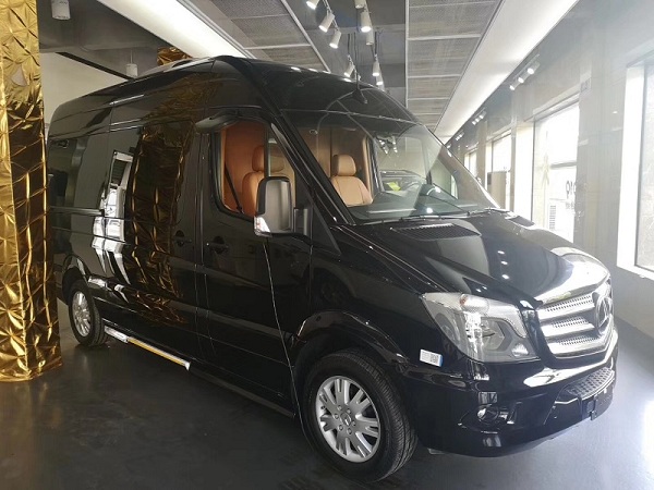 奔驰斯宾特7+2改装黑金版房车鉴赏