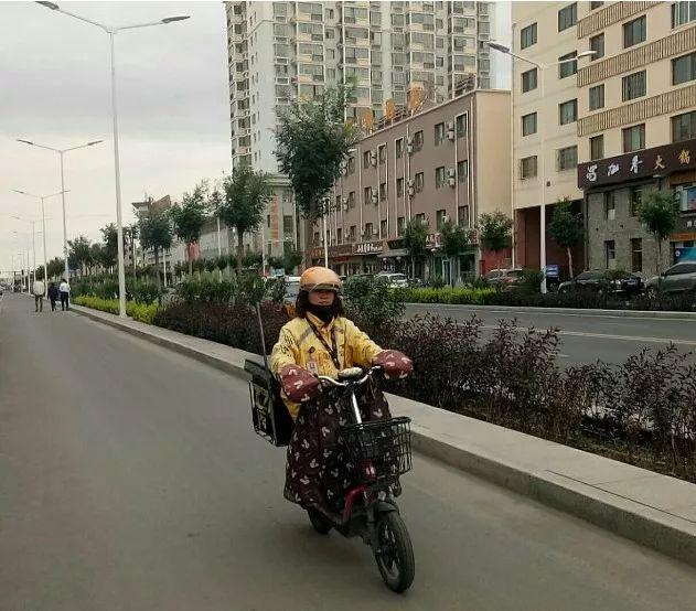 外卖女骑手的美丽身影