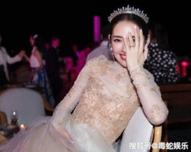 向佐郭碧婷婚礼，母亲姐妹未出席，为什么爸爸闷闷不乐?