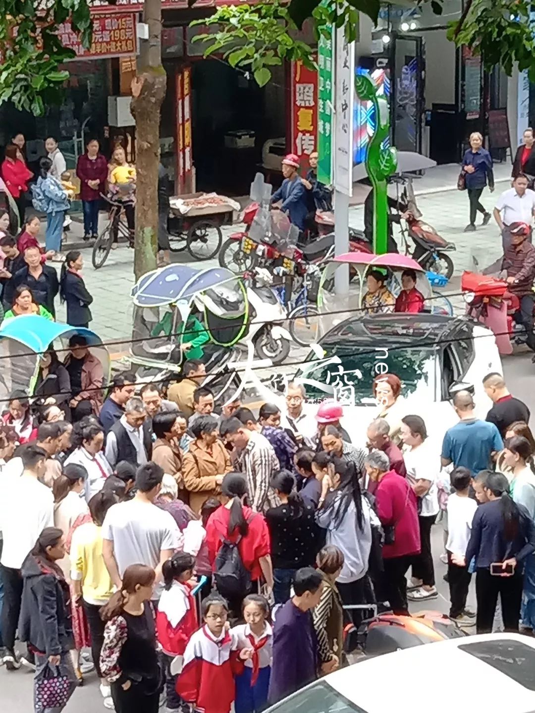 下午2点,大竹青年路发生车祸,多人围观._事故