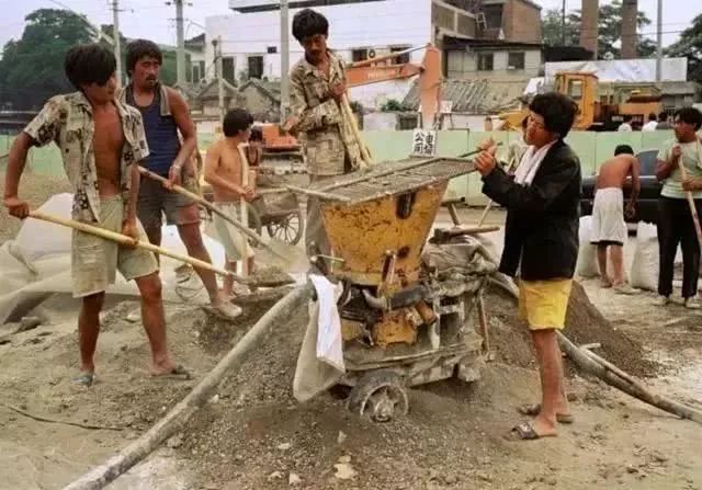 这是上世纪80年代的民工,他们工作很艰苦.
