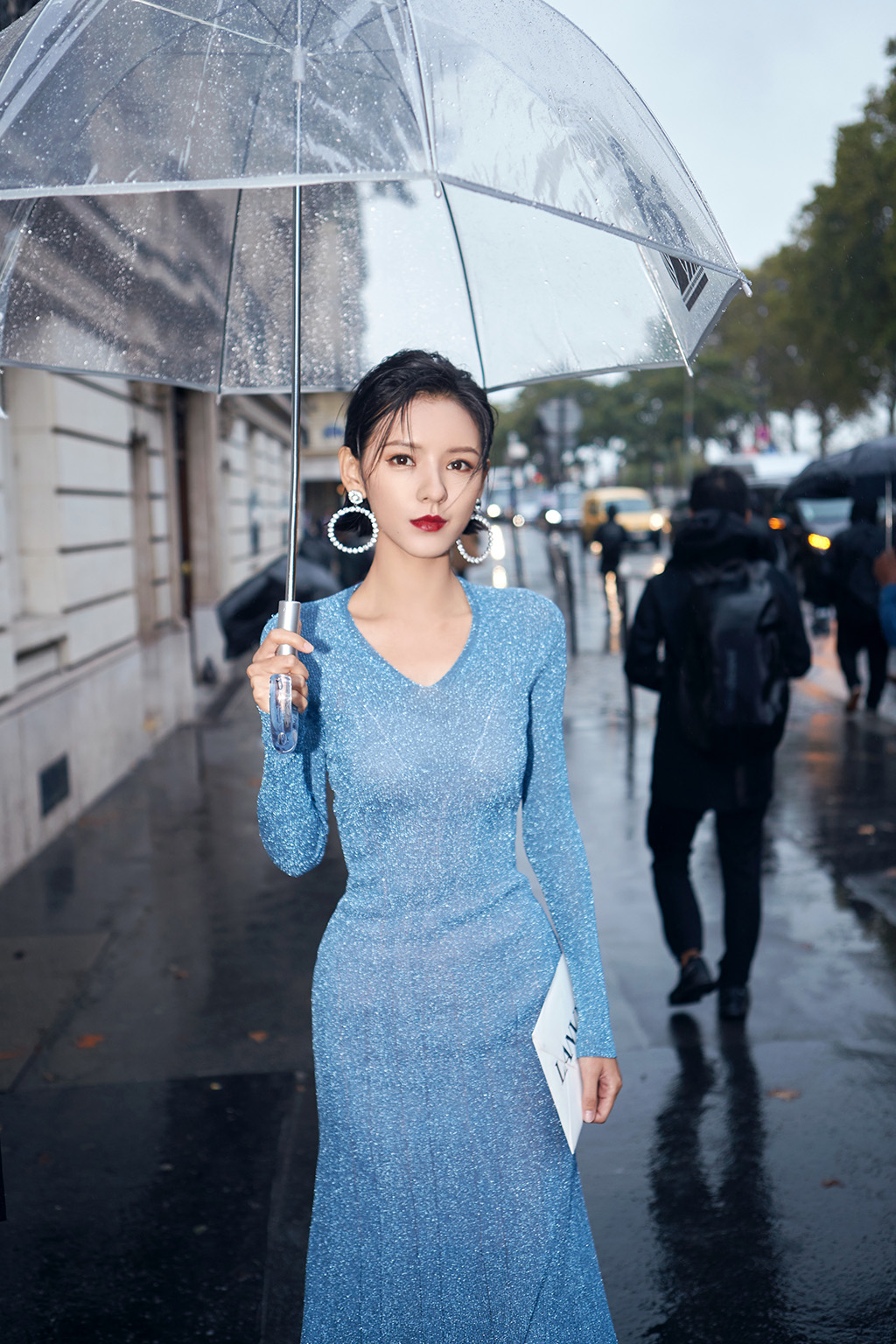 张予曦雨中浪漫观秀，穿闪亮蓝裙婀娜多姿，小湿发倍感迷人！