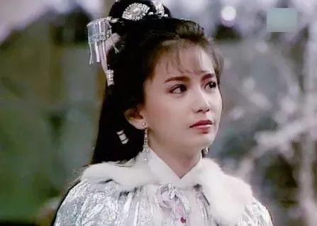 曾华倩的刚出道不久,就在电视剧《雪山飞狐》里担任了女主角,她饰演的