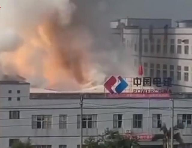广东省东莞市又发生火灾事故,位于桥头镇,事故现场火光炫目!