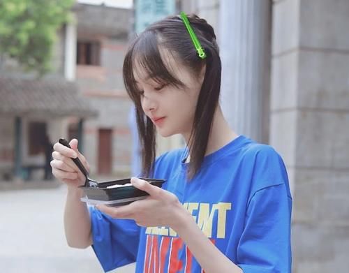 两人年纪仅相差一岁,迪丽热巴越来越御姐范,郑