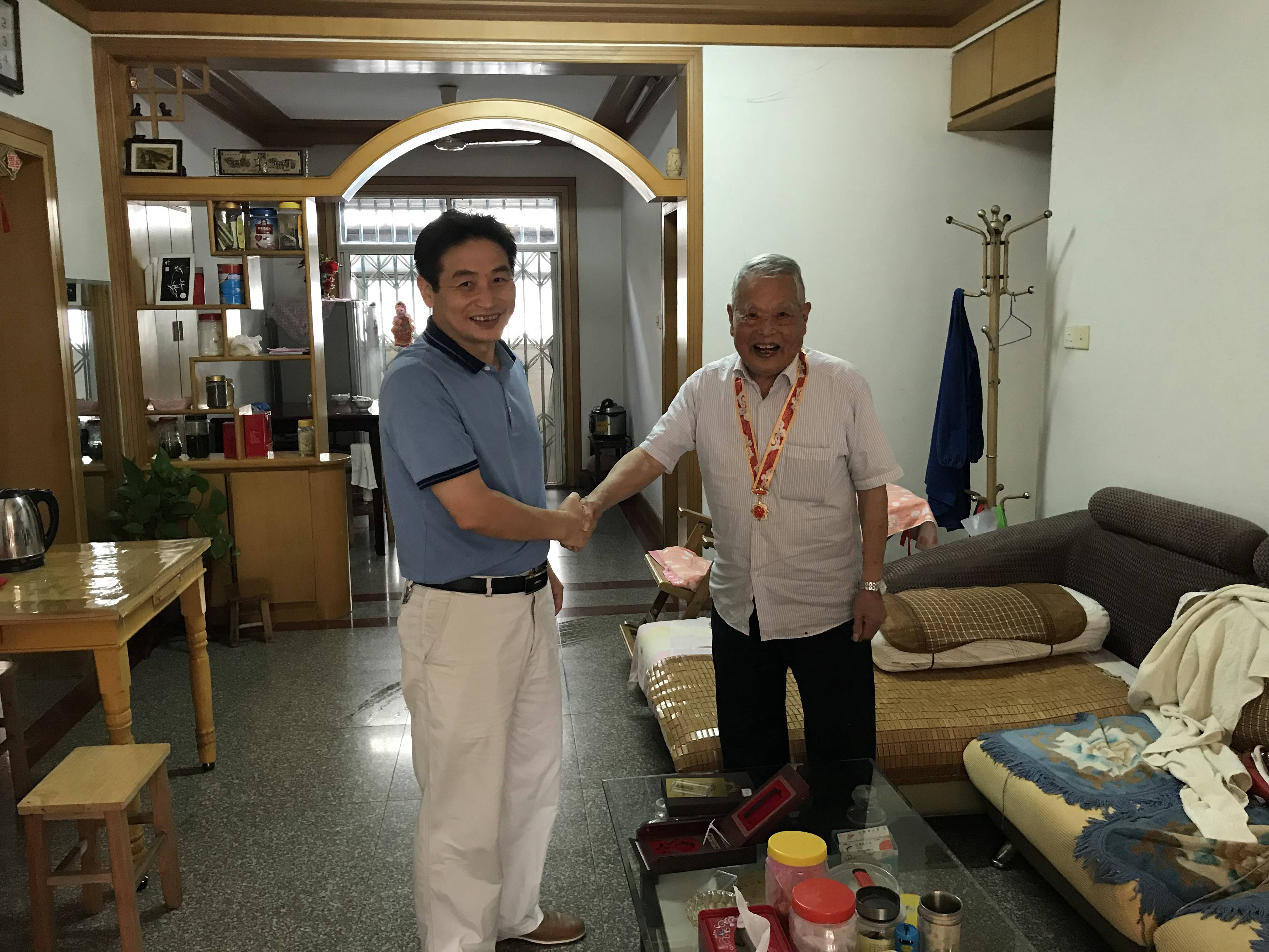 庐江县发改委国庆前夕慰问离休老干部