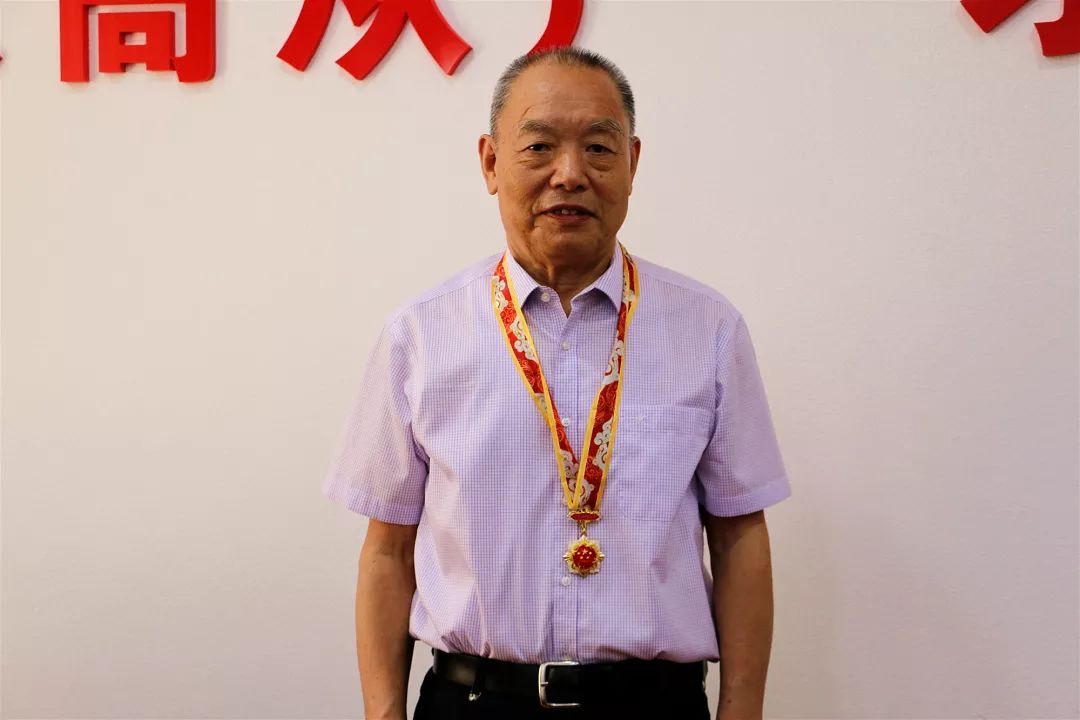 在三楼会议室,陈远良老校长从单绪平书记手中接过了由中共中央