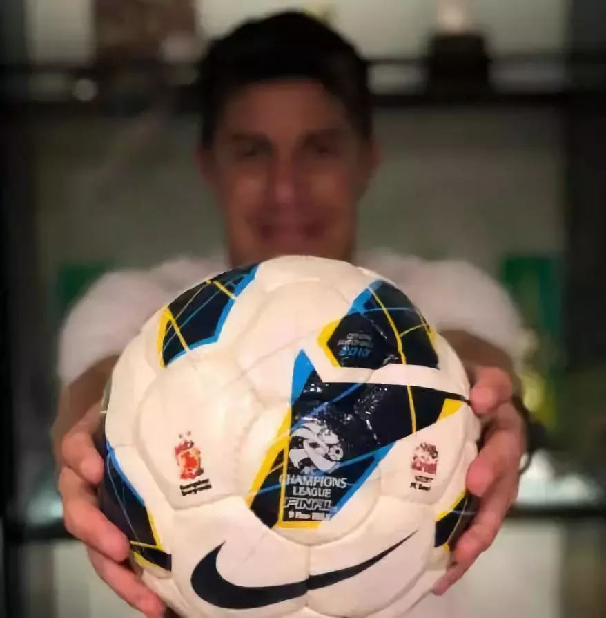 天体之王晒2013亚冠决赛用球!曾伤透广州球