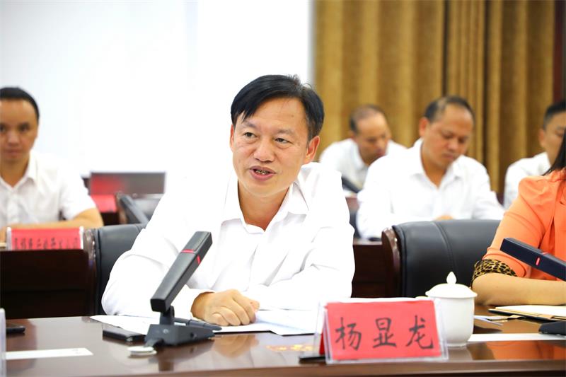 县委副书记,县长杨显龙代表县委,县政府对中央统战部的倾情帮扶表示