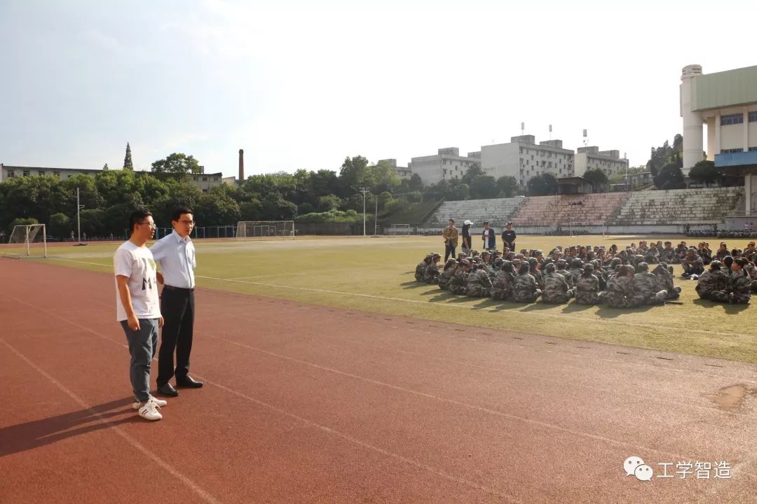 学院党委书记童卫丰亲临军训现场看望工学院十六营军训新生并慰问值班