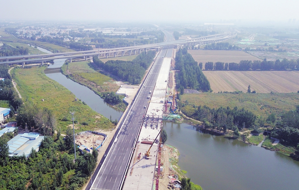 济青高速改扩建工程跨小清河特大桥合龙