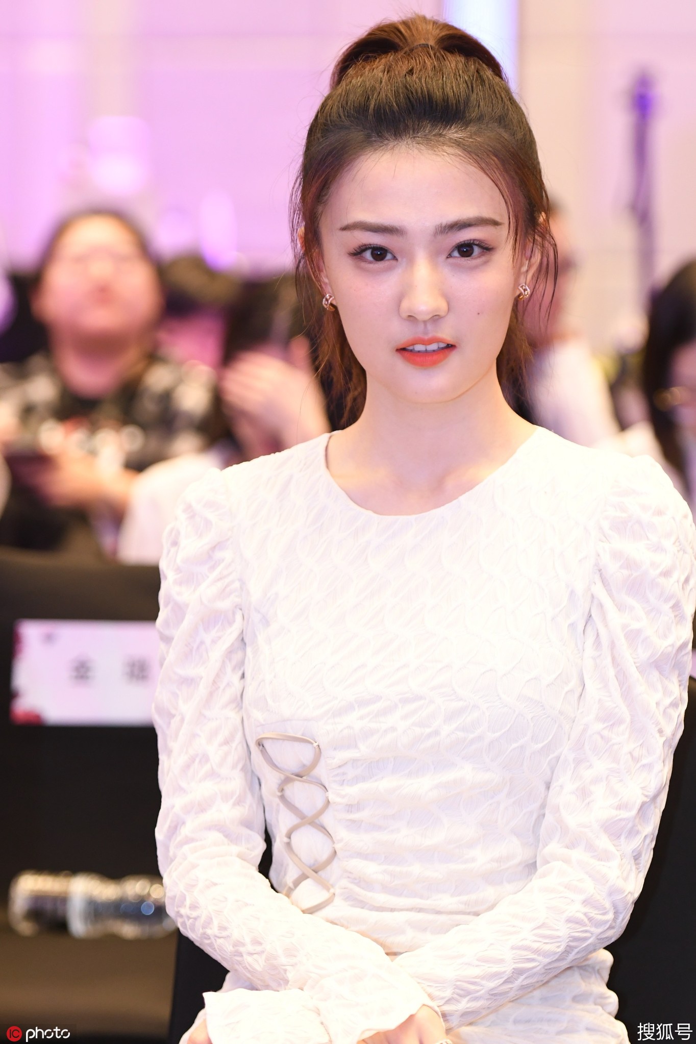 徐璐身材纤细方脸却显胖10斤,坐姿优雅仿佛甄玉娆
