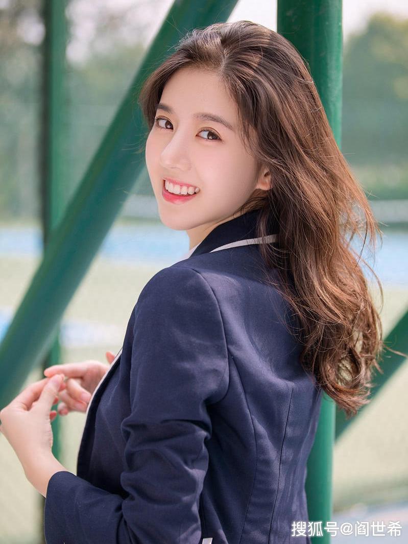 "班长大人"开学啦,李凯馨甜美校服大片来袭