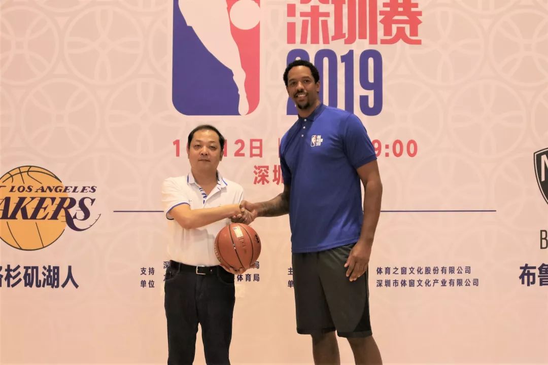 nba球星钱宁弗莱空降港中大深圳与球迷比赛投篮