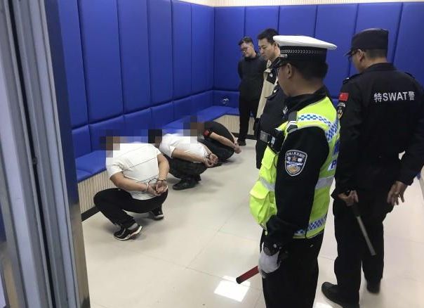 赤峰有人冒充刑警抓人,还没收了东西!