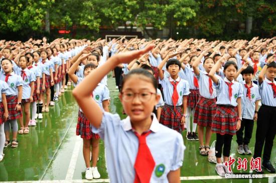 70年来中国小学学龄儿童净入学率从20％升至99.95％