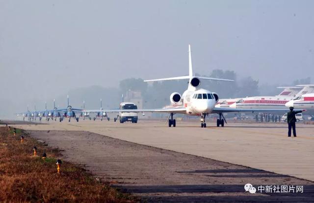 空军2架运输机运送救援人员及救灾装备从南苑机场飞赴四川雅安地震