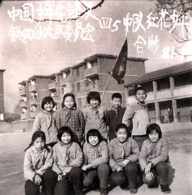 市中区学校校舍变化,师生变化,书本变化,教具变化的新老照片和老物件