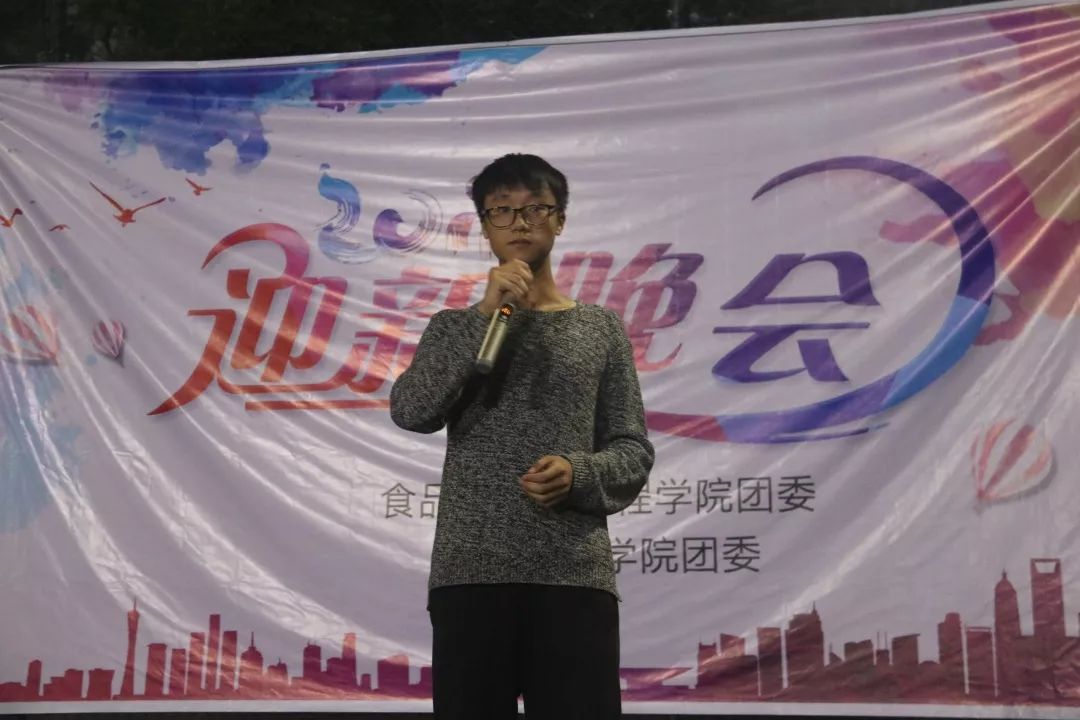 创新学院杨阳带来歌曲《怪你过分美丽》创院"撒野女孩"带来歌曲情景剧