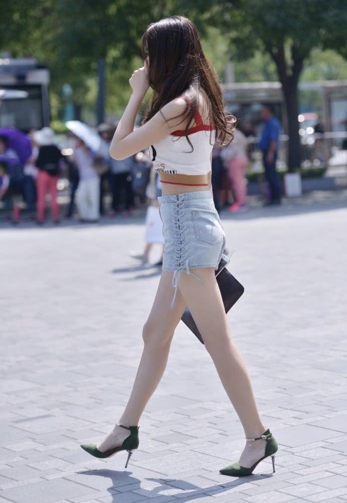 时尚街拍美女：背心＋牛仔短裤，搭配高跟鞋才是夏日里的时尚精髓插图(3)