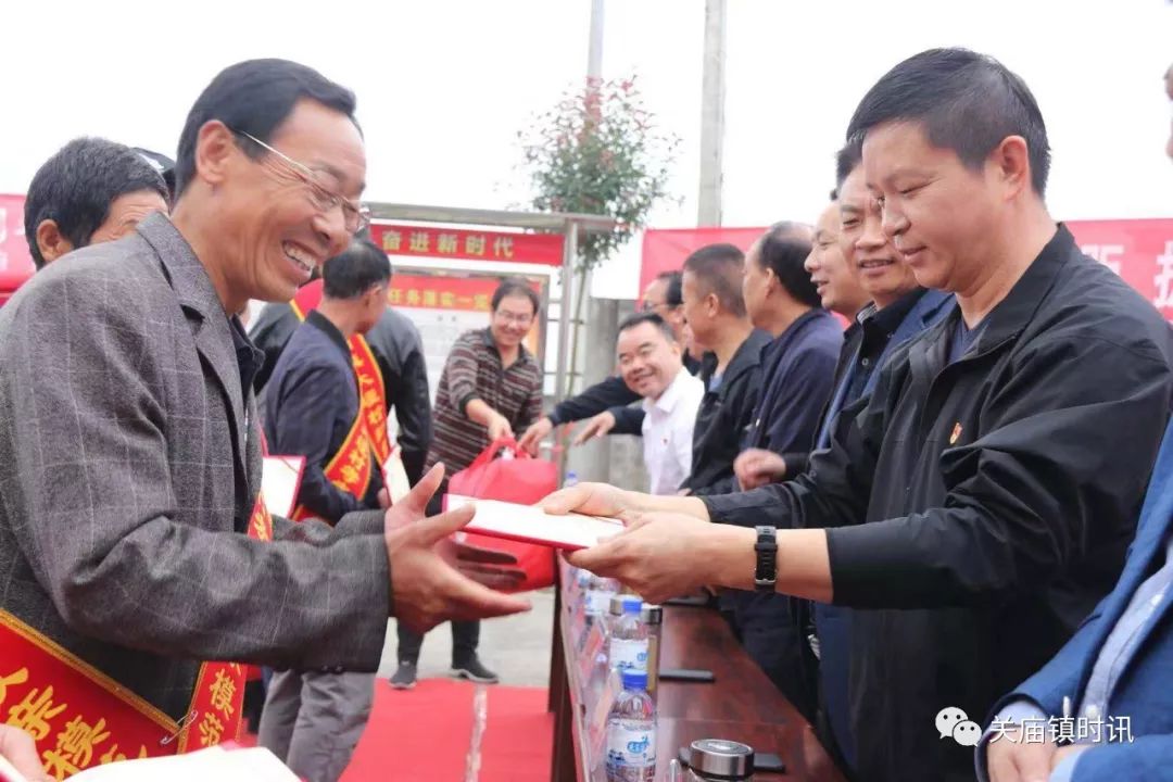 扫黑办主任张峰涛,关庙镇党委副书记,镇长马小刚,人大主席高少军,副