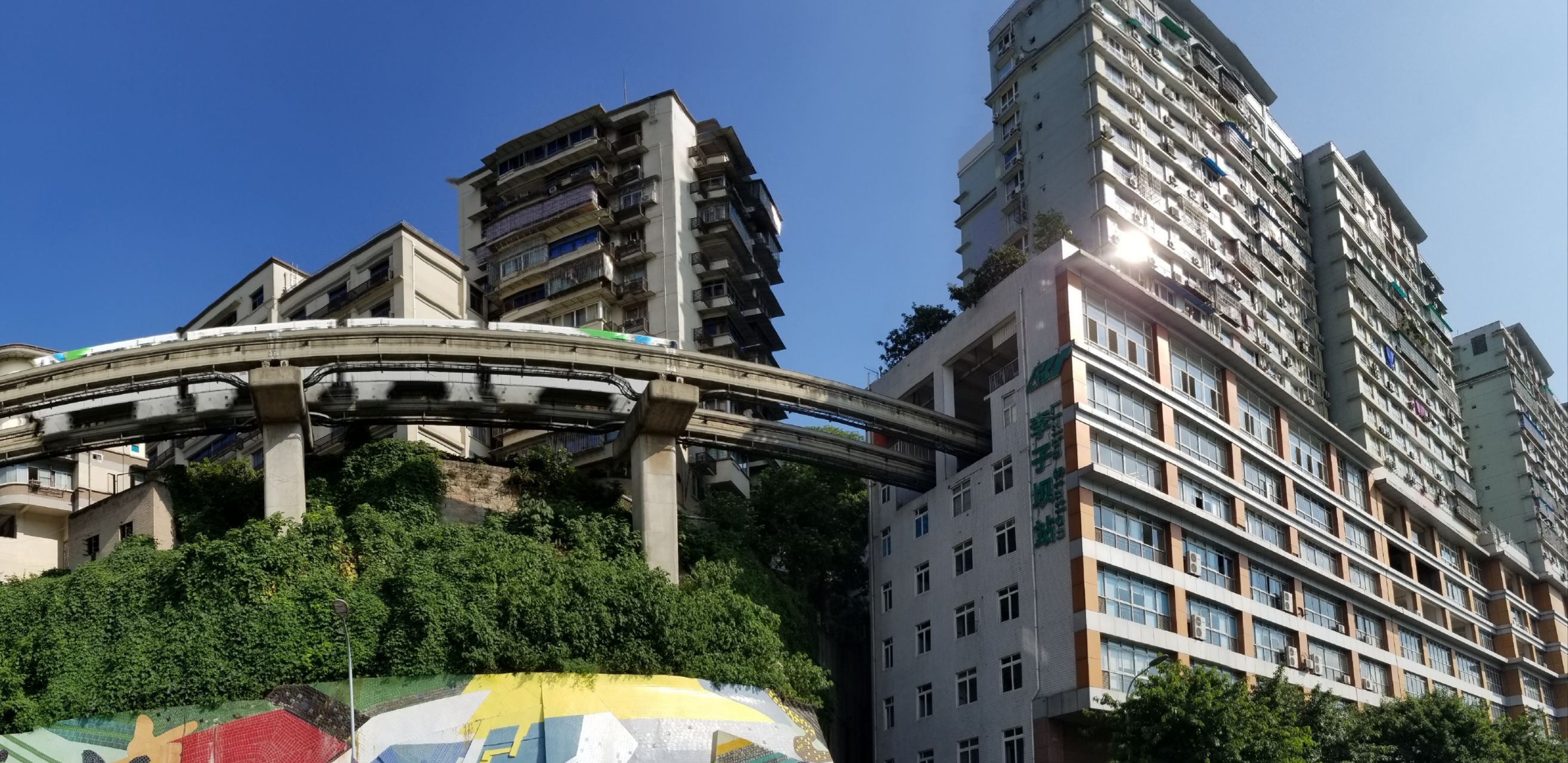 重庆轨道交通2号线李子坝车站是国内第一座与商住楼共建共存的跨座式