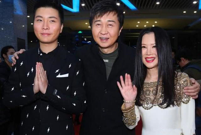 付笛生任静一家三口罕见同框儿子付豪高大帅气也是一位歌手