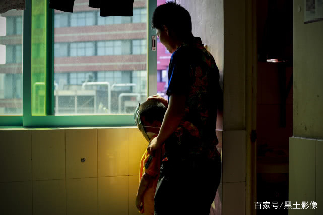 「感情经典语录」原创6岁烧伤男孩被母亲抛弃上幼儿园又被拒，大哭：我很吓人吗？