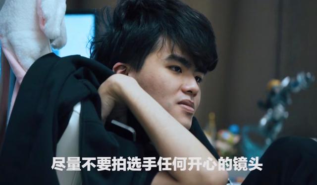 lol:职业选手看抽签仪式应该注意什么?看完fpx队员就知道了