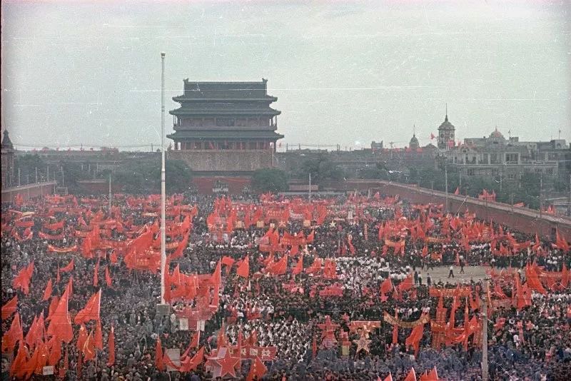 陆,空军兵们:准备参加开国大典表演的工人,农民,机关干部,青年学生