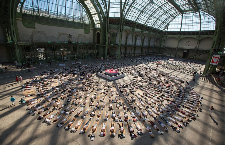 亚新体育法国2000多瑜伽爱好者自发集体练瑜伽背后的原因让人感动(图2)