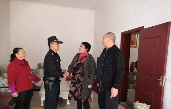 张贵珍拉着派出所民警的手致谢