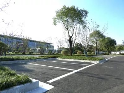 整治区域道路及停车场底层沥青已摊铺完成,绿化及景观打造也进入尾声