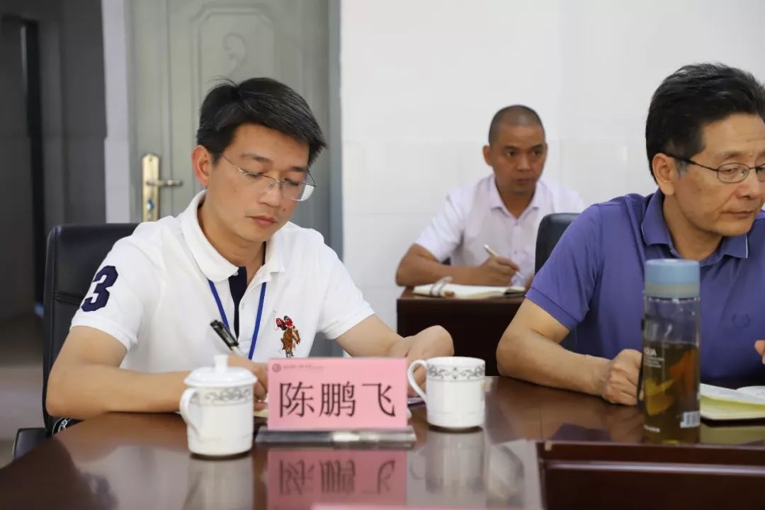 委员们首先参观了校园,听取了胡少吴校长有关学校的办学理念,宗旨以及