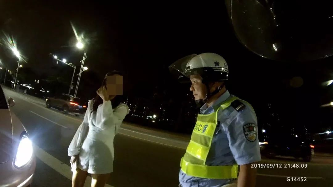 女子保时捷内大哭 引来交警检查一查多项都违